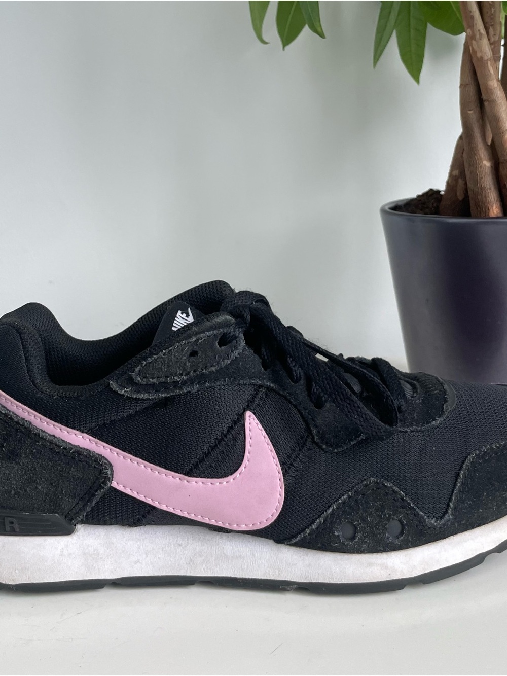 Women Size 8 Nike Venture Runner Shoes Black Pink